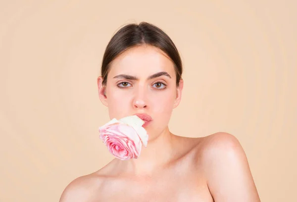 自然の化粧とバラの花 新鮮な美しさモデルの若いスパで美容女性の顔 美しい女性の健康化粧品 スパとウェルネス スキンケアのコンセプト フェイシャルトリートメント — ストック写真