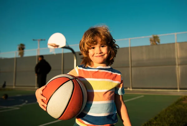 小さな白人のスポーツの子供は幸せな顔でバスケットボール保持ボールを果たしている — ストック写真