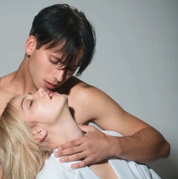 Aşık Seksi Genç Çift Öpücüğü Bir Çift Seksi Adam Şehvetli — Stok fotoğraf