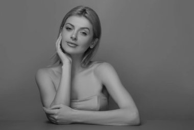 Genç bir kadının şehvetli portresi. Güzel bir model kız. Zarif Leydi.