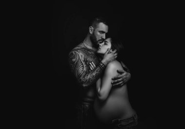 Çift aşık hamile kucaklama, bebek bekliyor. Gerçek romantik tutkulu an. Dövme ile sakallı adam güzel kız arkadaşı clasping. Emotive arasında seksi çift