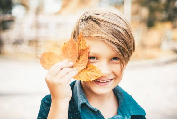 Χαριτωμένο Αγόρι Φθινοπωρινό Διακοπές Στο Χωριό Αγόρι Διαφημίζει Παιδικά Ρούχα — Φωτογραφία Αρχείου
