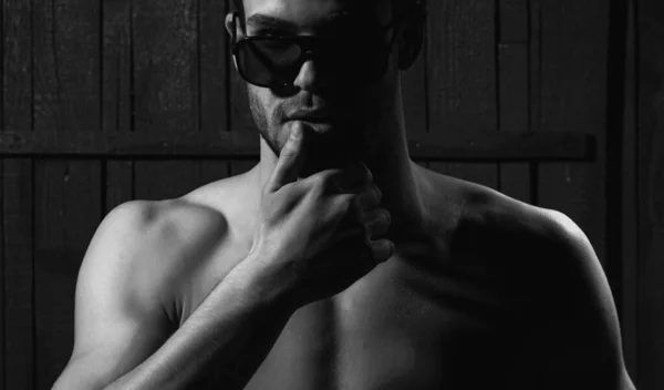 エレガントな若いセクシーな男が眼鏡をかけて 閉鎖顔 官能的なゲイ — ストック写真