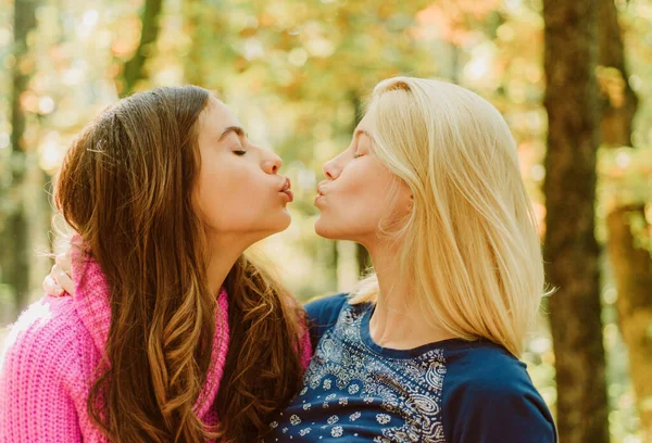 Barátságos Csók Lányok Csókolóznak Lányos Barátság Koncepció Szőke Barna Séta — Stock Fotó