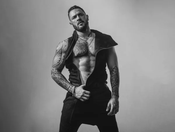 Gespierd Shirtloos Mannelijk Model Atletisch Shirtloos Mannelijk Model Buigspieren — Stockfoto