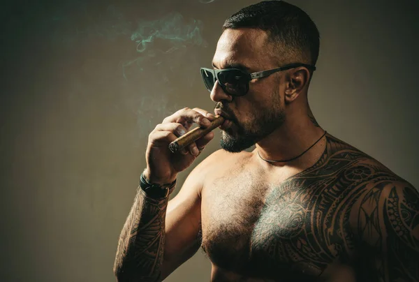Brutal Wütend Gang Man Lifestyle Ernst Gutaussehender Kerl Rauchen Zigarre — Stockfoto