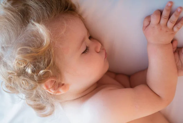 Baby Slaapt Het Bed Kinderen Slaperig Gezicht Kind Slapen Sluit — Stockfoto