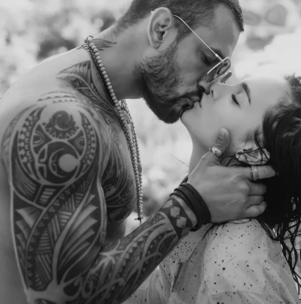 Nackte Frau Und Junger Mann Sinnlicher Kuss Leidenschaft Und Sinnliche — Stockfoto