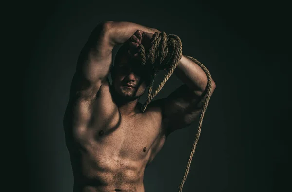 Ombros Musculares Masculinidade Poder Força Jovem Musculoso Saudável Com Corda — Fotografia de Stock
