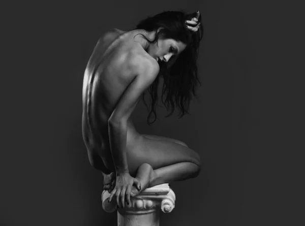 Női Meztelen Test Fiatal Gyönyörű Meztelen Sötét Háttérrel Egészség Szépség — Stock Fotó