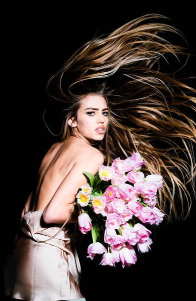 Schönheitssalon Sexy Mädchen Mit Frühling Tulpen Blumenstrauß — Stockfoto
