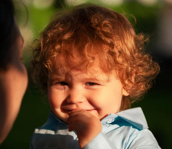 Kaukasisch Kinderportret Van Dichtbij Kinderen Geconfronteerd Lachende Baby Schattige Glimlach — Stockfoto