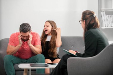 Profesyonel tavsiye, çocuklar yardım ve destek. Psikoloji terapisi, aile ruhsal sağlığı. Baba ve kızı psikoloji dersinde. Sosyal Hizmetler Danışmanı. Kötü davranış.