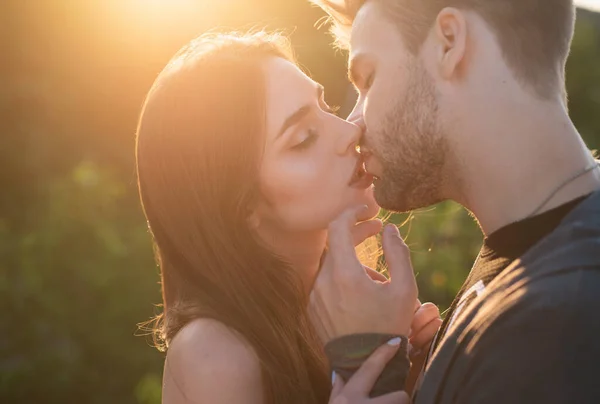 Mann Mit Frau Küsst Nahaufnahme Porträt Eines Schönen Jungen Paares — Stockfoto