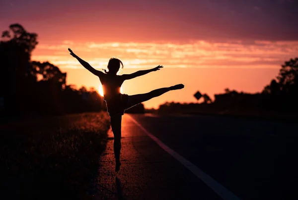 夏の日没の空の屋外で踊る若い女性 人々の自由 — ストック写真