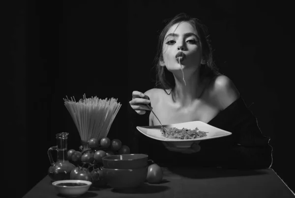 Una Mujer Sensual Come Espaguetis Chica Italiana Come Pasta Espaguetis — Foto de Stock
