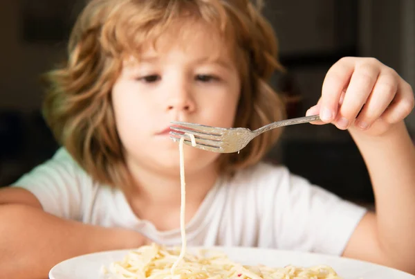 Portret Van Een Schattig Jongetje Dat Pasta Eet Spaghetti Sluit — Stockfoto