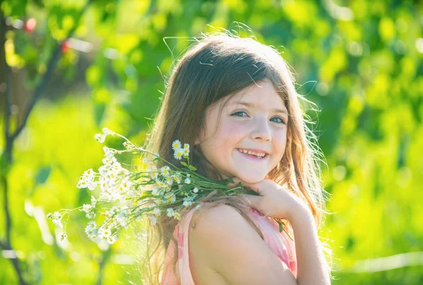 Portret Dziewczynki Łące Mały Słodki Dzieciak Kwiatami Ogrodzie Dzieci Bawią — Zdjęcie stockowe