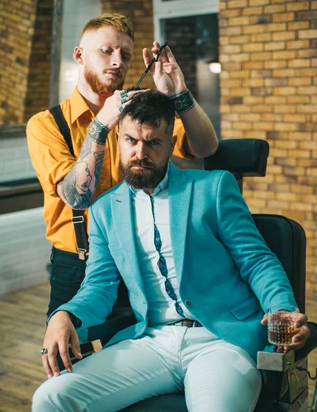 Hombre Visitando Peluquero Peluquería Peluquero Profesional Barbería Interior Barber Shaves — Foto de Stock