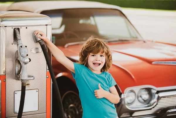 Ανεφοδιαστείτε Αυτοκίνητο Βενζινάδικο Παιδί Ενάντια Στο Κόκκινο Ρετρό Αυτοκίνητο — Φωτογραφία Αρχείου