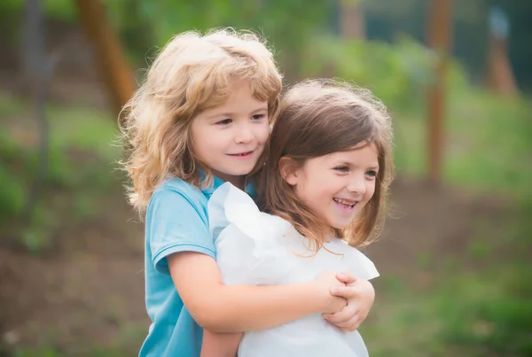Kleiner Bruder Und Schwester Junge Und Mädchen Beim Spielen Freien — Stockfoto