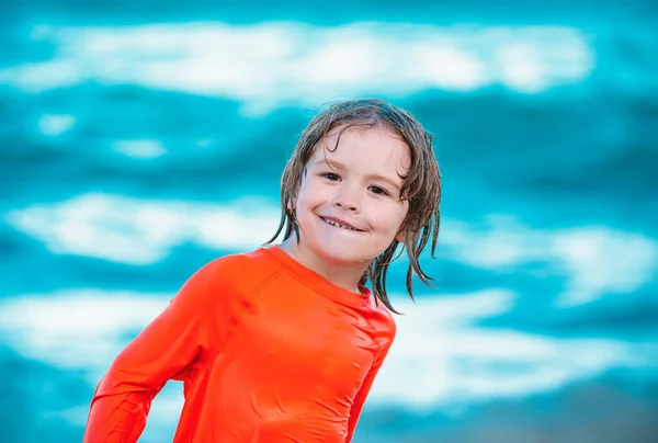 Glada Barn Pojke Leka Havet — Stockfoto