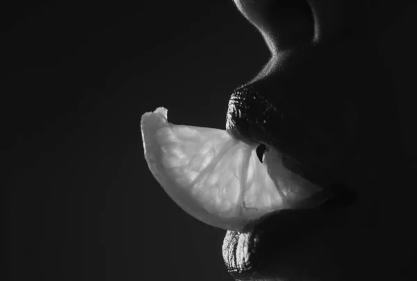 Sluiten Lippen Met Citroenen Citroenschijfje Mond Zomercocktail — Stockfoto