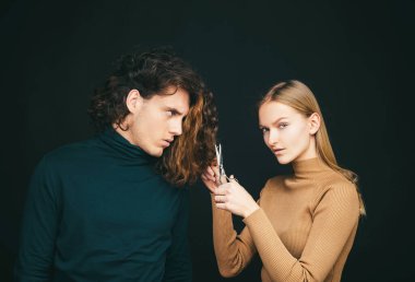 Bir adamın içindeki kıvırcık saçı kesmek için şeytani bir plan yapan bir kız. Zeki ve kurnaz bir kadının harika planları vardır. Dolandırıcı bir arkadaşın karanlık bir geçmişi gibi. Aile ihaneti kavramı. Bir adamın intikamı.