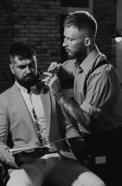 Berber bir berbere tıraş sakallı adam. Kuaför, berber dükkanı ziyaret adam sakallı. Berber Dükkanı. Sandal ağacı tıraş kremi. Berber Dükkanı. Sakallı adam. Kuaför Dükkanı mükemmel bakmak saç kesimi yapma