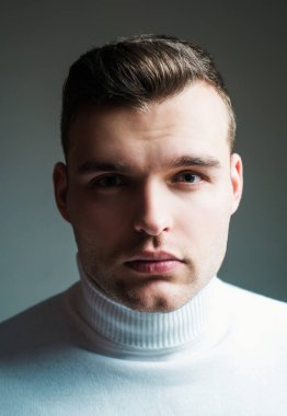 Berber dükkanı konsepti. Yakışıklı adammış. Erkeklik ve güzellik. İyi giyimli bir adam şık bir görünüme sahip. Saç stili berber. Saç cilası stili. Hippi saç stili. Parlak saç stiliyle yüzünü kapatan adam..