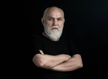 Ciddi kıdemli, 70 yaşında bir adam. Gri saçlı ihtiyarın sade stüdyo portresini kapat.