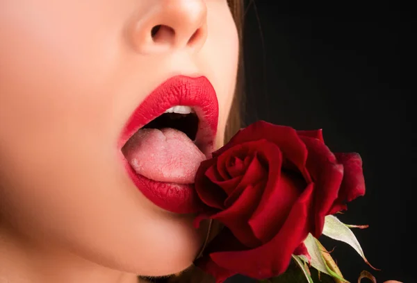 Губи Помадою Крупним Планом Прекрасні Жіночі Губи Трояндою Жінка Червоною — стокове фото