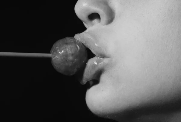 迷人的嘴 用红唇舔着美味的棒棒糖 吸棒棒糖 性感的女性唇 性感女人红唇配棒棒糖糖果吧的概念 — 图库照片