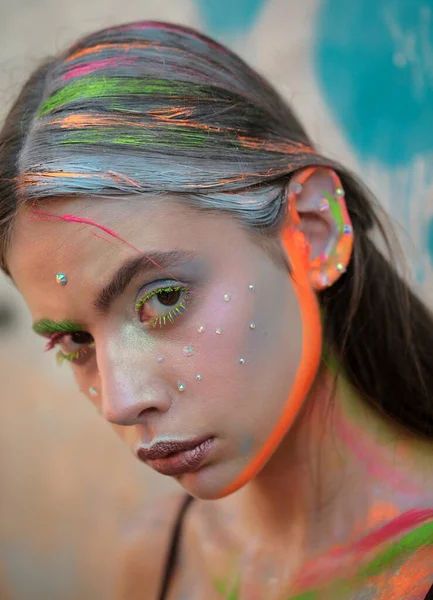 Makijaż Artystyczny Dziewczyna Moda Kolorowym Makijażem Piękna Kobieta Jasnym Makijażem — Zdjęcie stockowe
