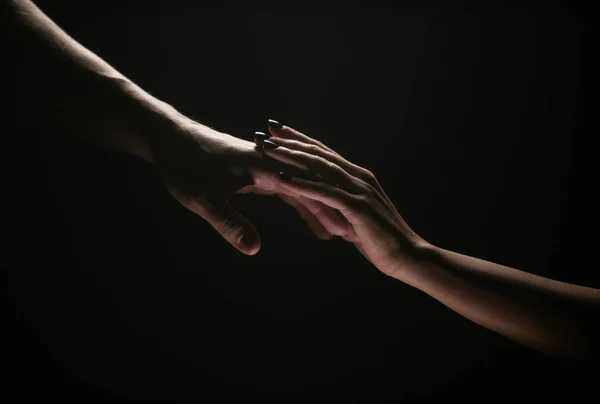 两只手在告别的时刻 牵着亲戚的手 帮助朋友渡过难关 救援的姿态 友谊和拯救的概念 男人和女人牵着手 — 图库照片