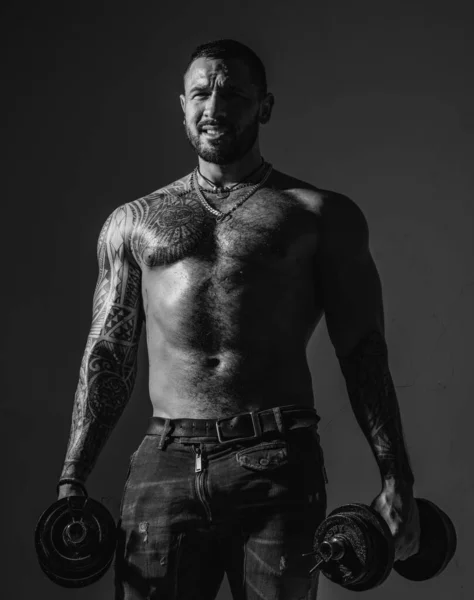 Retrato Hombre Confiado Con Barba Tatuaje Poder Concepto Gente Estilo — Foto de Stock
