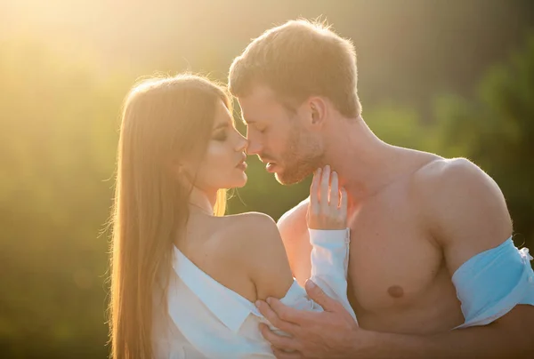 Paar Verliefd Sensuele Minnaars Knuffelen Omarmen — Stockfoto