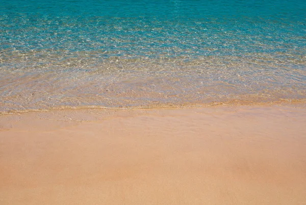 모래와 청록색 바닷물 파노라마같은 방학의 자연적 — 스톡 사진
