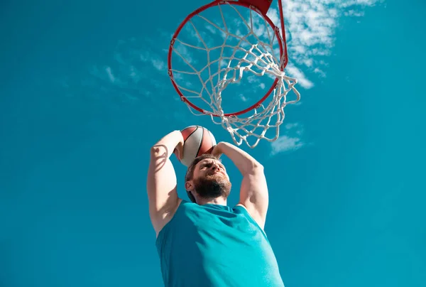 阳光灿烂的日子 运动员们在户外打篮球 — 图库照片