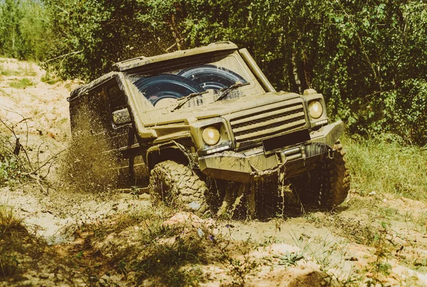 Caminhão Esporte Road Entre Montanhas Paisagem Trekking Viagem 4X4 Jeep — Fotografia de Stock