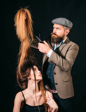 Styling ve kesilmiş saç yapma Kuaför sakallı. Kuaför iş. Kuaför Salonu. Berber tasarım. Kuaför makas.