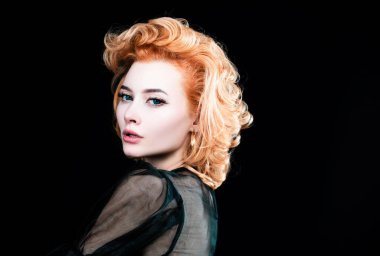 Güzel, zarif bir kadının stüdyo portresi. Yüksek model.