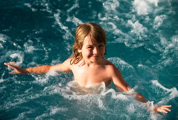 プールで遊んでいる幸せな子供 夏休みのコンセプト 熱い浴槽だ 夏休み — ストック写真