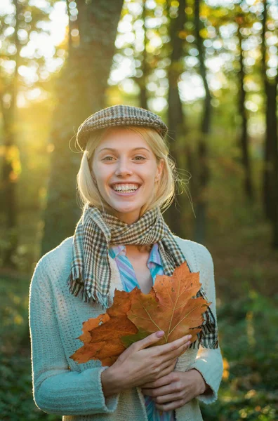 秋の女だ秋は一年の美しい時期です 公園や森の中を歩く美しい幸せな女の子の屋外の肖像画 秋の紅葉の背景に葉遊びの秋の女の子 — ストック写真