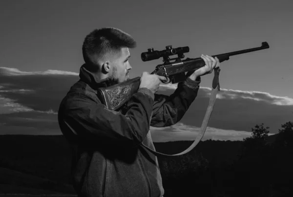 狩猟ギア 狩猟用品や機器 狩猟にショットガン銃を持つハンター スコープスポッティング動物と強力なライフルを持つハンター — ストック写真