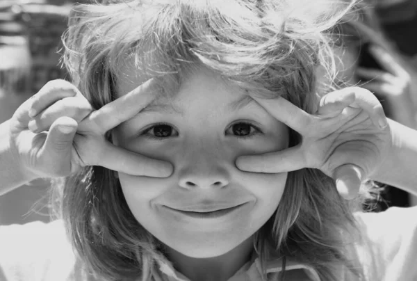 Kids Funny Face Close Portrait Fyn Child Making Funny Expressions — Stock Photo, Image