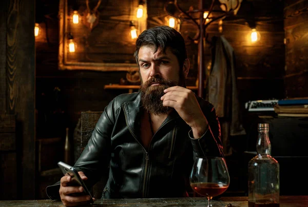 Man Drinks Brandy Whiskey Bearded Man Wearing Suit Drinking Whiskey — Stock Photo, Image