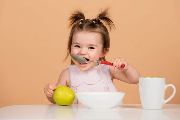 Děti Jedí Zdravou Výživu Kojenecké Jídlo Děti Jedí Lžící První — Stock fotografie
