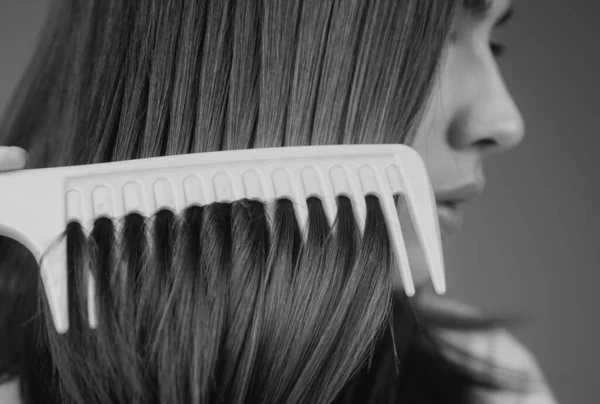 用梳子梳头的黑发女士的近照 孤立的 健康的长发 经典的发型 修复面罩 护发观念 — 图库照片