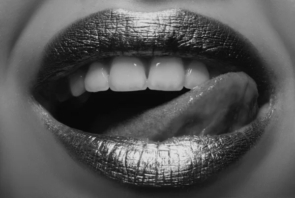 嘴舌图标 张开嘴的海报和横幅 特写镜头的女人在舔嘴唇女性性感的嘴与舌头 牙科保健 — 图库照片